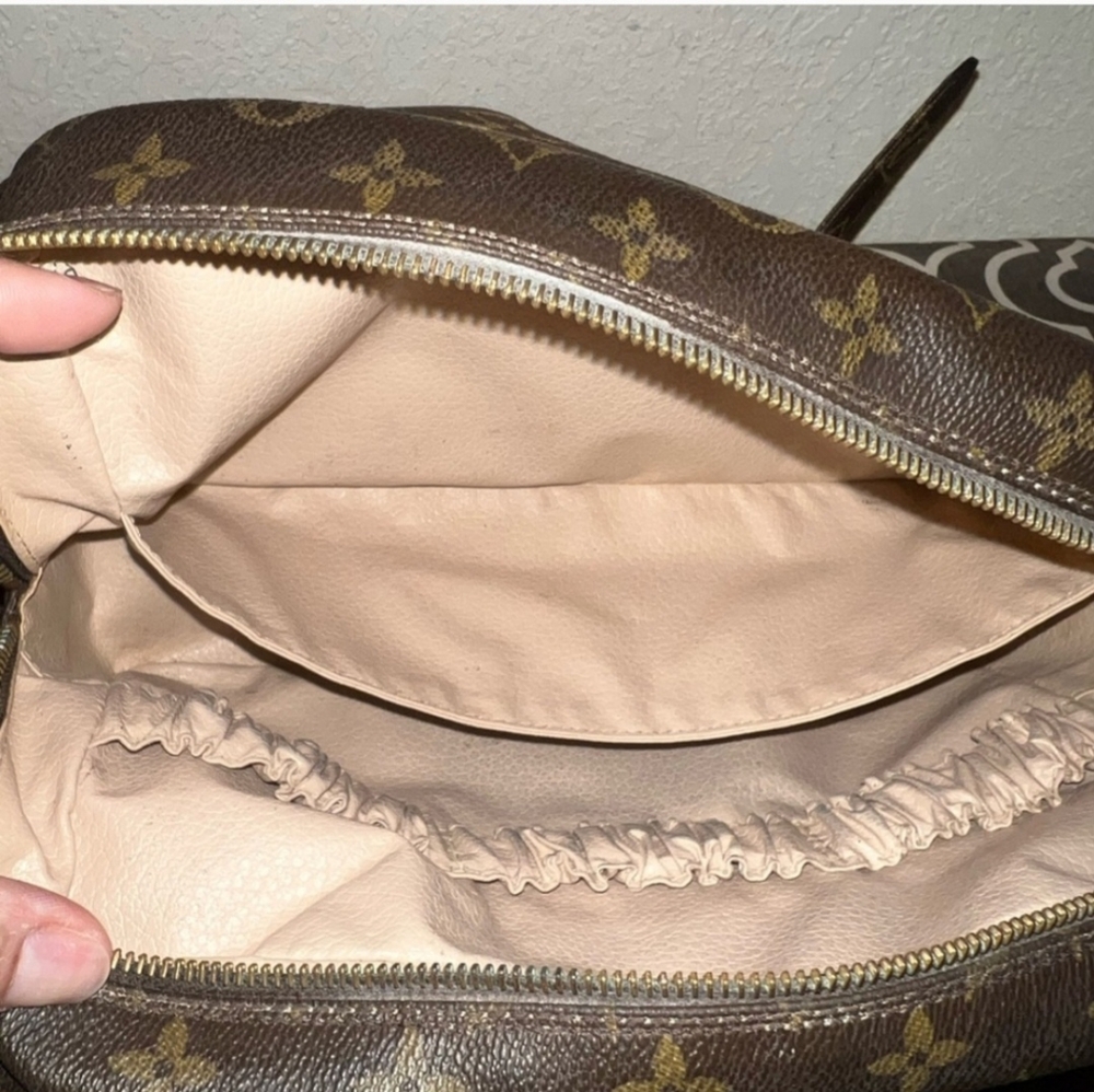 Louis Vuitton Trousser 28 with Authentic LV strap. 100% Vintage bag - Picture 9 of 12
